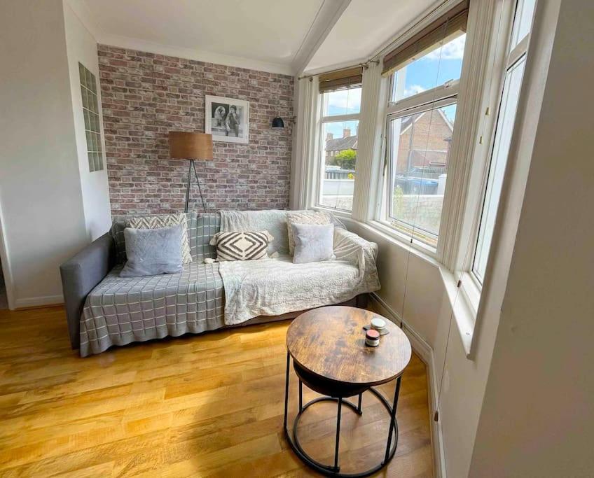 Cosy Flat In Burgess Hill, Sussex Apartamento Exterior foto